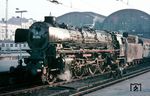 Seit 7. April 1967 beim Bw Hamburg-Altona stationiert, befuhr 01 1104 nunmehr nicht mehr die Höhen des Sauerlandes, sondern stürmte über die Marschbahn nach Westerland (Sylt). Im Bahnhof Hamburg-Altona hat sie den E 1775 übernommen, mit dem sie um 14.44 Uhr zu Deutschlands nördlichster Insel starten wird.  (11.1967) <i>Foto: Rolf Hahmann</i>