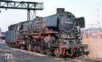 Die Rheiner 012 055 wartet im Bw Münster (Westf) auf die Rückfahrt ins Emsland. Unter der Computernummer ist noch die aufgemalte alte Nummer zu erkennen, die das Bw Osnabrück noch vor Auslieferung der EDV-Nummer anbringen musste, weil dort fast alle Original-Lokschilder "an Sammler verloren gingen". Der Chef des Bw Bebra ging einen anderen Weg: Er wollte nicht, dass die Schilder der "Nazi-Loks" zu Sammlerobjekten werden. Bereits Mitte 1967 ließ er die Guß-Lokschilderschilder der Bebraer 01.10 entfernen. Zufällig fand Reinhard Gumbert die in mehrere Teile zerschlagen Lokschilder im Kleinschrott-Container des Bw Treysa wieder. Zuhause informierte er sofort Herbert Vaupel, der gleich am nächsten Tag von Frankfurt nach Bebra eilte, sich den VW-Käfer der Familie schnappte und nach Treysa fuhr, um alle Schilderteile zu bergen. Irgendwie konnte er später die Stücke wieder zusammenfügen, die so ein wertvoller Schatz seiner Schildersammlung wurden. (10.1969) <i>Foto: Rolf Hahmann</i>
