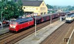 Im Bahnhof Fröndenberg wartet 215 076 (Bw Oberhausen-Osterfeld Süd) vor einem Güterzug die Überholung der Hagen-Eckeseyer 218 133 vor einem Schnellzug nach Kassel ab. (19.06.1995) <i>Foto: Rolf Hahmann</i>