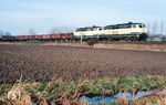 Die Oberhausen-Osterfelder 215 080 und 215 093 mit einem Kohlezug zwischen Geisecke und Langschede. (17.02.1990) <i>Foto: Rolf Hahmann</i>