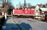 365 736 (Bw Hagen 1) rangiert am heute aufgelassen Bahnübergang an der Binnerstraße in Fröndenberg-Dellwig. (12.12.1991) <i>Foto: Rolf Hahmann</i>