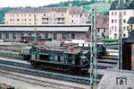 Einen wahren Oldtimer fand Rolf Hahmann im Bw Passau vor: Die 1924 als BBÖ 1029.09 in Dienst gestellte 1073.09. Bei der Übernahme durch die Deutsche Reichsbahn 1938 wurde sie als E 33 09 in das deutsche Nummernsystem eingereiht. Bei Kriegsende befanden sich sechs Loks der Baureihe in Österreich und sieben in Deutschland. Die in Deutschland stehenden Loks waren beim Bw Basel Badischer Bahnhof stationiert und wurden überwiegend auf der Wiesentalbahn und der Wehratalbahn eingesetzt. Am 22.12.1952 kehrte E 33 09 nach Österreich zurück und lief zum Schluss bei der Zfst Linz bis zur Ausmusterung am 28.09.1973. (1960) <i>Foto: Rolf Hahmann</i>