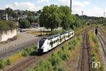 Der Düssel-Wupper-Express (RE 47) ist eine Regional-Express-Zugverbindung, die im Stundentakt die beiden Großstädte Remscheid und Solingen mit der Landeshauptstadt Düsseldorf direkt verbinden sollte. Eingeführt wurde sie zum Fahrplanwechsel am 11. Dezember 2022. Wegen Fahrzeugmangels wurde der Betrieb ab August 2023 eingestellt. Nach drei Jahren Schienenersatzverkehr ist sie seit dem 1. Juli 2026 offiziell mit neuen batterie-elektrischen Triebzügen des Typs Siemens Mireo Smart Plus B wieder am Start. Am ersten Betriebstag fährt 2564 002 als RE 89321 nach Düsseldorf Hbf in Remscheid Hbf ein. (01.07.2026) <i>Foto: Uwe Meiß</i>