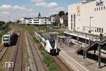 Nach dreijähriger Pause kehrte die wichtige direkte Verbindung zwischen Remscheid, Solingen, Hilden und Düsseldorf wieder auf die Schiene zurück. In Remscheid Hbf trifft der neue 2564 003 (Typ Siemens Mireo Smart Plus B), der vom siemenseigenen Tochterunternehmen Smart Train Lease zur Verfügung gestellt wurde, als RE 89318 von Düsseldorf Hbf nach Remscheid-Lennep auf seine dieselbetriebenen Schwesterfahrzeuge, die weiterhin die Linie RB 47 zwischen Solingen, Remscheid und Wuppertal bedienen. (01.07.2026) <i>Foto: Uwe Meiß</i>