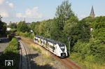 564 003 als RE 89315 nach Düsseldorf in Solingen Mitte. Der batterieelektrische Zug lädt seine Batterien auf dem elektrifizierten Streckenabschnitt zwischen Solingen-Ohligs und Düsseldorf Hbf unter der Oberleitung auf und nutzt den gespeicherten Strom auf dem nicht elektrifizierten Teilstück nach Remscheid-Lennep. Die drei neuen Fahrzeuge auf der RE 47 bieten Fahrgästen ein deutlich verbessertes Angebot: Neben einer modernen Innenausstattung verfügen die Züge über barrierefreie Einstiege, großzügige Mehrzweckbereiche, Klimatisierung sowie zeitgemäße Fahrgastinformationssysteme. Zahlreiche Steckdosen und USB-Ladeanschlüsse ermöglichen es, mobile Geräte während der Fahrt zu laden. Ein weiteres Highlight ist die innovative Hochfrequenz-Scheibenlösung von Siemens Mobility, die den Mobilfunkempfang im Zug deutlich verbessert. Die leisen und emissionsarmen Fahrzeuge sorgen zudem für eine deutlich angenehmere Reise und deutlich weniger Lärmbelastung für Anwohner. (01.07.2026) <i>Foto: Uwe Meiß</i>