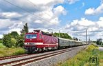 Mit dem Lr zurück von der Ostsee nach Chemnitz bzw. Niederwiesa ist 243 201 der Wedler Franz Logistik Potsdam zwischen Treben und Altenburg unterwegs. Der Zug bestand aus 13 Wagen der ehemaligen DDR-Reichsbahn. (07.06.2026) <i>Foto: Ralf Opalka</i>