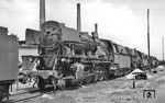 Nach dem Einsatzende der Franco-Crosti-Baureihe 50.40 beim Bw Bingerbrück wurden die Maschinen u.a. auf das Bw Hamm (Westf) verteilt. Am Pfingstsonntag 1966 gab es dort für die Loks allerdings nichts zu tun. In einer langen Reihe standen 50 4031, 50 4019, 50 308 und 50 4016 abgestellt. (29.05.1966) <i>Foto: Reinhard Gumbert</i>
