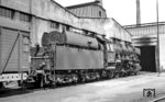 Die seit dem 16.06.1964 in Hamm (Westf) stationierte 50 4030 steht vor dem Gerätewagen des Hilfszugs. Die Lok wurde 3 Monate später, am 19.08.1966 nach einer Flankenfahrt z-gestellt und am 22.11.1966 ausgemustert.  (29.05.1966) <i>Foto: Reinhard Gumbert</i>