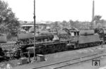Am Pfingstsonntag 1966 befand sich anscheinend der komplette Bestand der beim Bw Hamm (Westf) beheimateten Loks der Baureihe 50.40 im Heimat-Bw. 50 4018 war im Februar 1959 im AW Schwerte (Ruhr) aus 50 216 (Krupp, Baujahr 1939) umgebaut worden und erhielt den Franco-Crosti-Vorwärmerkessel Henschel 29815/1958. Am 14.12.1966 wurde sie abgestellt. (29.05.1966) <i>Foto: Reinhard Gumbert</i>