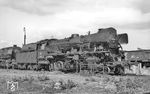 Die Franco-Crosti-Lok 50 4023 in ihrem Heimat-Bw Hamm (Westf) G. Die Lok ist ein typisches Beispiel für den berüchtigten "Schwerter Rahmentausch". Sie wurde im Februar 1959 aus 50 942 umgebaut und erhielt dabei den Rahmen und Tender BMAG 11613/1941 von 50 1319 und den Franco-Crosti-Vorwärmerkessel Henschel 29813/1958. Das AW Schwerte (Ruhr) war bekannt für seinen unkontrollierten Rahmentausch, der ab 1957 massenhaft dort durchgeführt, aber nicht immer sauber dokumentiert wurde. Das Tauschchaos ist bis heute nicht restlos geklärt, da auch Betriebsbücher "frisiert" wurden und manches Heimat-Bw ihre Lok im Betriebsbuch nicht wiedererkannte. Manfred van Kampen berichtete darüber, dass damals sogar gegen einige Beamte des AW Schwerte Disziplinarmaßnahmen eingeleitet wurden, was aber auch kein Licht ins Dunkel brachte. Letztlich scheint der "Schwerter Rahmentausch" häufig gar kein solcher gewesen zu sein, sondern einfach nur der Tausch von Teilen der Betriebsbücher, was wohl an den äußerst schnellen Durchlaufzeiten der ausgebesserten Lokomotiven im AW Schwerte gelegen haben soll. (29.05.1966) <i>Foto: Reinhard Gumbert</i>