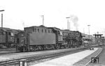 Bis zum Erscheinen der Baureihe 01.10 im Bw Rheine dominierten dort die Zweizylinder-Varianten der Baureihen 01 und 03. Wie 01 228 waren sie ständige Gäste im Bw Münster (Westf). 01 228 gehörte seit dem 28.09.1964 dem Bw Rheine an und wurde dort am 05.04.1968 ausgemustert. (30.05.1966) <i>Foto: Reinhard Gumbert</i>