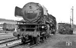 01 200 besaß seit 1959 den Neubaukessel Jung 13014/1958. Die zum Bw Rheine gehörende Maschine wartet im Bw Münster (Westf) auf ihre Rückfahrt ins Emsland. (30.05.1966) <i>Foto: Reinhard Gumbert</i>