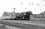 Nachdem es im Bw Hamm (Westf) am Pfingstsonntag 1966 wenig Bewegung bei den Güterzugloks gab, lief wenigstens der Feiertagsverkehr am darauffolgenden Montag planmäßig ab. Mit dem D 65 (Köln - Norddeich) trifft die Rheiner 01 133 in Münster (Westf) Hbf ein. (30.05.1966) <i>Foto: Reinhard Gumbert</i>