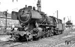 Insgesamt 30 Loks der Baureihe 50 rüstete die DB mit Mischvorwärmern der Bauart Henschel MVR aus. Zudem besaßen diese Loks auch eine Turbospeisepumpe. Nur fünf Maschinen erreichten noch das EDV-Zeitalter. Die Emder 50 2743, die hier im Bw Münster (Westf) wartet, gehörte nicht dazu. Sie wurde am 15.06.1967 ausgemustert. (30.05.1966) <i>Foto: Reinhard Gumbert</i>