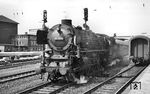 Ein kurzer Sprint über den Bahnsteig ermöglichte noch ein Foto bei der Ausfahrt des D 496 nach Köln mit der Osnabrücker 01 1088 in Münster (Westf) Hbf. (30.05.1966) <i>Foto: Reinhard Gumbert</i>