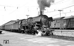 Abfahrt des D 96 nach Köln mit der Osnabrücker 01 1083 in Münster (Westf) Hbf. (30.05.1966) <i>Foto: Reinhard Gumbert</i>