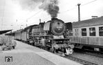 03 1014 (Bw Hagen-Eckesey) startet mit dem E 542 (Braunschweig - Köln) im Bahnhof Hamm (Westf). Für die gesamte Baureihe war ihre letzte Fahrplanperiode angebrochen, bis 30.09.1966 waren alle Loks abgestellt.  (30.05.1966) <i>Foto: Reinhard Gumbert</i>
