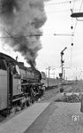 Ausfahrt frei im Bahnhof Hamm (Westf) für 03 1014 vor dem E 542 nach Köln. Im Hintergrund fährt gerade eine V 200 mit dem E 553 aus Saarbrücken ein. (30.05.1966) <i>Foto: Reinhard Gumbert</i>