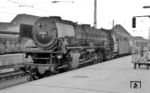 01 103 (Bw Rheine) hat im Bahnhof Hamm (Westf) den E 553 aus Saarbrücken übernommen und wird ihn bis Emden befördern. (30.05.1966) <i>Foto: Reinhard Gumbert</i>
