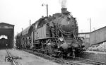 Lok 2 der Klöckner-Bergbau Königsborn-Werne AG in Unna-Königsborn (ex DB 80 013) rangiert auf der Zeche Königsborn. Das Steinkohlenbergwerk in Unna war von 1880 bis 1978 in Betrieb. 1966 lag die Belegschaftsstärke bei 4811 Bergleuten, die Förderung betrug 1.677.134 Tonnen Steinkohle. (31.05.1966) <i>Foto: Reinhard Gumbert</i>