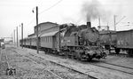 Schichtwechsel auf Zeche Königsborn 3/4: Lok 5 der Klöckner-Bergbau Königsborn-Werne AG (ex 80 014) vor einem werkseigenen Personenzug in Bönen. Die Klöckner-Bergbau Königsborn-Werne kaufte die Lok von der DB am 10.11.1959 für 22.000 DM. Nach ihrem Dienstende auf der Zeche im Jahr 1972 gelangte sie über den Umweg des Museums Steamtown in Carnforth (England) 2021 zum Bayerischen Eisenbahnmuseum (BEM) in Nördlingen. (31.05.1966) <i>Foto: Reinhard Gumbert</i>