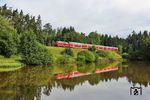 Auf dem Weg nach München fährt 218 433 mit RE 4859 an den Fischteichen bei Oberteich vorbei. (23.06.2026) <i>Foto: Joachim Bügel</i>