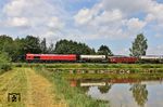 266 442-3 (GM-EMD) wurde 2008 in Dienst gestellt. Eigentümer ist die Beacon Rail Leasing Ltd London (BRLL), Fahrzeugnutzer seit 2016 die DB Cargo AG in Mainz. Hier befördert die Lok den umgeleiteten EZ 45360 nach Nürnberg Rbf an den Geisteichen bei Wiesau (Oberpf). (23.06.2026) <i>Foto: Joachim Bügel</i>