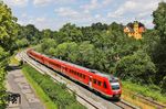Statt der ausgelutschen Fotostelle mit Brücke und Einfahrsignal in Reuth (b Erbendorf) gibt es diesmal den Blick auf das Schloss Reuth mit den vorbeifahrenden 612 als RE 3463 nach Hof. Das Schloss wurde erstmals 1337 urkundlich erwähnt. 1439 wurde es geplündert und zerstört. Es folgten mehrfache Auf- und Umbauten, erst 1905/06 entstand der Rundturm.  (23.06.2026) <i>Foto: Joachim Bügel</i>
