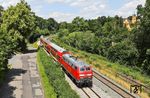 Für den südwärts fahrenden RE 4863 mit 218 421 war die Umsetzung der Fotostelle mit Schloss Reuth deutlich schwieriger, weil die Vegetation der Hecke die freie Sicht auf den Zug beeinträchtigte. (23.06.2026) <i>Foto: Joachim Bügel</i>