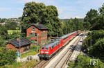 Ein Kleinod nahe Weiden (Oberpf) ist das privat genutze und originale Empfangsgebäude aus dem Jahr 1859 des Haltepunkts Luhe. Wegen einer Stellwerksstörung in Neufahrn erschien 218 421 an diesem Tag vor dem RE 4860 nach Hof mit einer Verspätung von 50 Minuten. (23.06.2026) <i>Foto: Joachim Bügel</i>