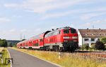 In Weiden (Oberpf) scheint das Lärmproblem mit vorbeiröhrenden 218ern kein Problem für die Anwohner zu sein. (Noch?) ohne störende Lärmschutzwände fährt 218 428 mit dem RE 4867 nach München unüberhörbar an den Häusern in Weiden-Rothenstadt vorbei. (23.06.2026) <i>Foto: Joachim Bügel</i>
