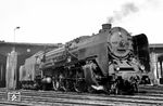 01 028 als Gastlok aus Magdeburg im Bw Leipzig Hbf West. Wie die zahlreichen Raw-Aufenthalte zeigen, hatte die Reichsbahn wohl nicht viel Freude an der Lok. Zwischen ihrer Abnahme im Jahr 1927 und der Abstellung am 13.10.1967 sind 60 Werkstattaufenthalte (Ø 1,5 pro Jahr) belegt. (08.1967) <i>Foto: Dieter Wünschmann</i>