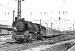 Die Saalfelder 39 1052 (ex 39 249, ex 22 052) fährt mit einem Eilzug aus Saalfeld (Saale) in Leipzig Hbf ein. Hinter der Lok läuft ein Wagen der Deutschen Bundespost. (06.1971) <i>Foto: Dieter Wünschmann</i>