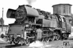 Vorserienlok 65 1002 im Bw Wittenberge. Der Bau der Lok erfolgte 1954 im VEB Lokomotivbau Elektrotechnische Werke „Hans Beimler“ Hennigsdorf (LEW, ehemals AEG). Die spätere Serienfertigung der Baureihe 65.10 fand im Lokomotivbau Karl Marx Babelsberg (LKM, ehemals Orenstein & Koppel) statt. (18.10.1976) <i>Foto: Dieter Wünschmann</i>
