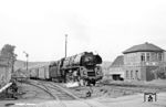01 0521 fährt mit P 5033 nach Saalfeld (Saale) aus dem Bahnhof Kahla am Wärterstellwerk "Ks" vorbei. Das Stellwerk stand am Bahnübergang "Ölwiesenweg" und war bis zum 30.10.2004 in Betrieb. Anschließend wurde es abgerissen. (28.05.1981) <i>Foto: Thomas Fischer</i>