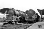 Im Bahnhof Saalfeld (Saale) stehen die Leipziger 03 269 und 01 523 aus Erfurt nebeneinander. (20.05.1966) <i>Foto: Klaus Kieper, Slg. Holzborn</i>