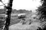 1957 wurden drei Dieseltriebwagen des VT 33 von der US Army beschafft. Alle Fahrzeuge waren in Heidelberg stationiert, wo u.a. die US Army Europe (USAREUR) ihr Hauptquartier hatte. Die Triebwagen waren stets Eigentum der amerikanischen Armee und wurden durch die Deutsche Bundesbahn nur unterhalten. In den Nummernplan der DB waren sie als VT 33 801 bis 803 eingereiht (ab 1968: 633 801–803). Eins dieser Fahrzeuge ist hier in Berlin-Wannsee unterwegs. Die westalliierten Militärzüge hatten in der DDR Vorrang vor allen anderen Zügen (außer dringlichen Hilfszügen und Zügen mit Zuglaufüberwachung) und sollten – vor allem in Bahnhöfen – nicht zum Halten kommen, um potentiellen DDR-Flüchtlingen keinen Zugang zum Zug zu gewähren. (08.1964) <i>Foto: Jürgen Hagemann</i>
