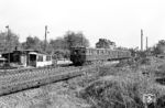 Eine S-Bahn der Zuggruppe 3 nach Heiligensee. Der ET 165 aus Lichtenrade hat gerade den Bahnhof Berlin-Marienfelde verlassen. Der Haltepunkt Marienfelde wurde mit der Dresdener Eisenbahn am 17. Juni 1875 eröffnet. Wenige Monate später, am 15. Oktober 1875, wurde hier auch ein Haltepunkt an der Königlich Preußischen Militär-Eisenbahn vom Berliner Militärbahnhof nach Zossen eingerichtet, der Personenverkehr war aber zunächst nur für Militärangehörige zulässig. 1892 wurde der Haltepunkt der Militäreisenbahn zu einem Bahnhof mit Kreuzungsmöglichkeit ausgebaut. Der Haltepunkt der Dresdener Bahn wurde 1893 zum Bahnhof erweitert. Der Ausbau mit dem Mittelbahnsteig und Zugang über einen Fußgängertunnel wurde im März 1903 eröffnet.  (05.1966) <i>Foto: Jürgen Hagemann</i>