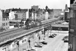 Blick aus einem Haus am heutigen Jeanne-Mammen-Bogen auf die Ostbahnhofer 01 506, die mit dem D 110 (Warszawa - Bonn) zwischen Berlin Zoologischer Garten und Savignyplatz unterwegs ist. (07.1966) <i>Foto: Jürgen Hagemann</i>