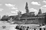 Ein ET 165 verlässt die S-Bahn-Station Berlin-Nikolassee (Wannseebahn) an der noch nicht fertig gestellten Borussenstraße. (05.1967) <i>Foto: Jürgen Hagemann</i>