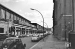 Blick durch die Jebenstraße auf einen ET 165 im Bahnhof Berlin Zoologischer Garten. In dem Gebäude rechts, dem ehemaligen Heereswaffenamt, befand sich eines der Büros für Besuchs- und Reiseangelegenheiten. Hier erhielten West-Berliner Bürger für die Einreise nach Ost-Berlin oder in andere DDR-Bezirke einen Berechtigungsschein zum Empfang eines Visums der DDR. An der Bahnhofsmauer steht das 1927 von Hans Dammann und Heinrich Rochlitz geschaffene Denkmal für die Gefallenen des Reserve- und Landwehr-Offizierkorps. (05.1967) <i>Foto: Jürgen Hagemann</i>