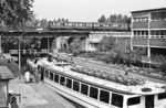 Ein ET 165 passiert die Unterschleuse in Berlin-Tiergarten. Die Schleuse liegt im Landwehrkanal und verbindet die unterschiedlichen Wasserspiegelhöhen der Spree-Oder-Wasserstraße. (05.1967) <i>Foto: Jürgen Hagemann</i>