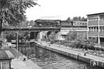 Die Erfurter 01 532 fährt mit dem D 128 nach München über die Unterschleuse im Landwehrkanal und wird gleich den Bahnhof Berlin Zoologischer Garten erreichen. (05.1967) <i>Foto: Jürgen Hagemann</i>