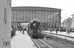 01 507 (Bw Erfurt P) ist mit dem D 129 "Sassnitz-Express" (München - Stralsund - Malmö) in Berlin Zoologischer Garten eingefahren.  (05.1967) <i>Foto: Jürgen Hagemann</i>