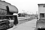 Während 01 507 vor dem "Sassnitz-Express" D 129 in Berlin Zoologischer Garten auf die Weiterfahrt in den Osten wartet, trifft dort die Ostbahnhofer 01 515 mit dem D 110 nach Bonn ein, der von zahlreichen Fahrgästen erwartet wird. (05.1967) <i>Foto: Jürgen Hagemann</i>