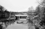Eine Saalfelder 01.5 rollt mit dem D 128 nach München über den Teltowkanal in Berlin-Kohlhasenbrück. Das Bild entstand von der Nathanbrücke, die auch unter dem Namen "Königswegbrücke" bekannt ist, da sie über den historischen Königsweg führt, der seit Jahrhunderten eine wichtige Verbindung zwischen Potsdam und Berlin darstellte. (12.1967) <i>Foto: Jürgen Hagemann</i>