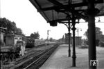 Eine ET 165 fährt in den Bahnhof Berlin-Zehlendorf ein. Er ist der älteste Bahnhof im heutigen Berlin und wurde am 22. September 1838 mit der Eröffnung des ersten Abschnittes der Stammbahn von Zehlendorf nach Potsdam in Betrieb genommen. Als Folge des Eisenbahnerstreiks im September 1980 wurde der S-Bahnhof geschlossen. Der 1948 eingeführte Pendelverkehr auf der Stammbahn nach Düppel und der S-Bahn-Verkehr auf der Wannseebahn wurden eingestellt. Während der Stilllegung war der Zugang zu den beiden Bahnsteigen nicht möglich. Mit der Wiedereröffnung der Wannseebahn am 1. Februar 1985 wurde auch den Bahnhof Zehlendorf wieder in Betrieb genommen.  (06.1967) <i>Foto: Jürgen Hagemann</i>