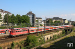 Über das Ortsgleis in Düsseldorf-Wehrhahn entschwindet 110 438 mit RB 30530 nach Wesel. (24.05.2012) <i>Foto: Joachim Bügel</i>