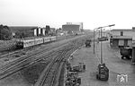 Zwei S-Bahn-Züge kreuzen einander im Güterbahnhof Berlin-Moabit. Rechts im Bild befindet sich der Berliner Großmarkt an der Beusselstraße, der erst am 20. März 1965 feierlich eröffnet wurde. Die ersten großen Markthallen (wie die Halle I für den Fruchthof Berlin) wurden ab 1958 nach Entwürfen des bekannten Architekten Bruno Grimmek errichtet. Vor dem Bau des Großmarktes hatte das riesige, isolierte Areal zwischen Schienensträngen und Kanälen eine wechselvolle und teils düstere Geschichte. Das Gelände war ursprünglich integraler Bestandteil des weitläufigen Güterbahnhofs Berlin-Moabit und diente bahnbetrieblichen Zwecken, Abstellgleisen sowie Lagerplätzen. Im Zweiten Weltkrieg befanden sich auf dem unübersichtlichen Areal große Zwangsarbeiterlager. Mehrere Rüstungs- und Industriebetriebe aus der Umgebung – darunter Telefunken, Siemens & Halske sowie die Ludwig Loewe GmbH – brachten dort mindestens 2.200 verschleppte Menschen unter. Nach 1945 lagen weite Teile der Bahnanlagen und Freiflächen durch Kriegsschäden brach, bevor der West-Berliner Senat das Areal Ende der 1950er Jahre für den dringend benötigten, zentralen Neubau des Großmarktes auswählte. Links hinten im Bild ist das Gaswerk Charlottenburg zu sehen, das namentlich zum Nachbarbezirk gehörte, es folgt der weitreichende Bahnhofskomplex im Ortsteil Moabit. Im Jahr 1967 war er ein zentraler Knotenpunkt für die Berliner Ringbahn und die Versorgung des Berliner Großmarktes. (06.1967) <i>Foto: Jürgen Hagemann</i>