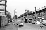 Eine S-Bahn (ET 165) auf der Fahrt nach Spandau West an der Lüneburger Straße zwischen den S-Bahn-Bahnhöfen Berlin Lehrter Bf und Bellevue. (05.1968) <i>Foto: Jürgen Hagemann</i>